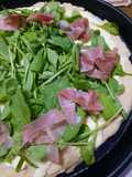 Pizza casera jamón crudo y rúcula