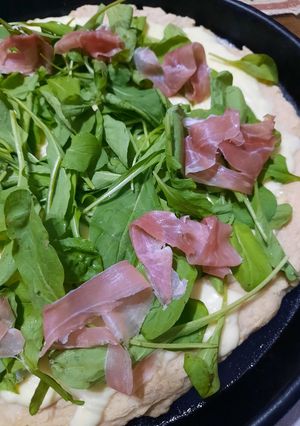 Una foto de Pizza casera jamón crudo y rúcula