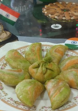 तीळगुळाच्या तिरंगी करंज्या (tilgulachya tiranga karanji recipe in marathi) रेसिपी चे मुख्य फोटो 
