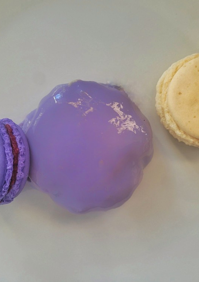 Una foto de Mousse de piloncillo con glaseado espejo