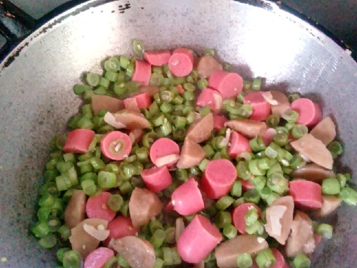 Cara Mudah Membuat Resep Oseng bsp (buncis sosis pentol) yang Uenak Anti Ribet, Lezat