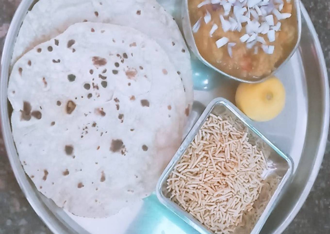 Pav bhaji with Indian bread and sev