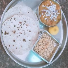 Pav bhaji with Indian bread and sev A picture of Pav bhaji with Indian bread and sev.