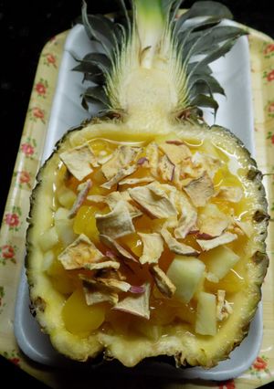Una foto de Ananá rellena con ensalada de frutas