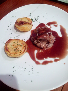 Una foto de Manitas de Cerdo Rellenas de Boletus, Milhojas de Patatas y Salsa de Oporto