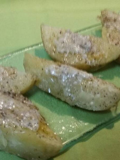 Una foto de Patatas al ajo y guindilla con parmesano