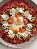 Ensalada de tomate sobre tortilla de remolacha