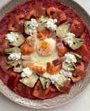 Ensalada de tomate sobre tortilla de remolacha