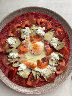 Una foto de Ensalada de tomate sobre tortilla de remolacha