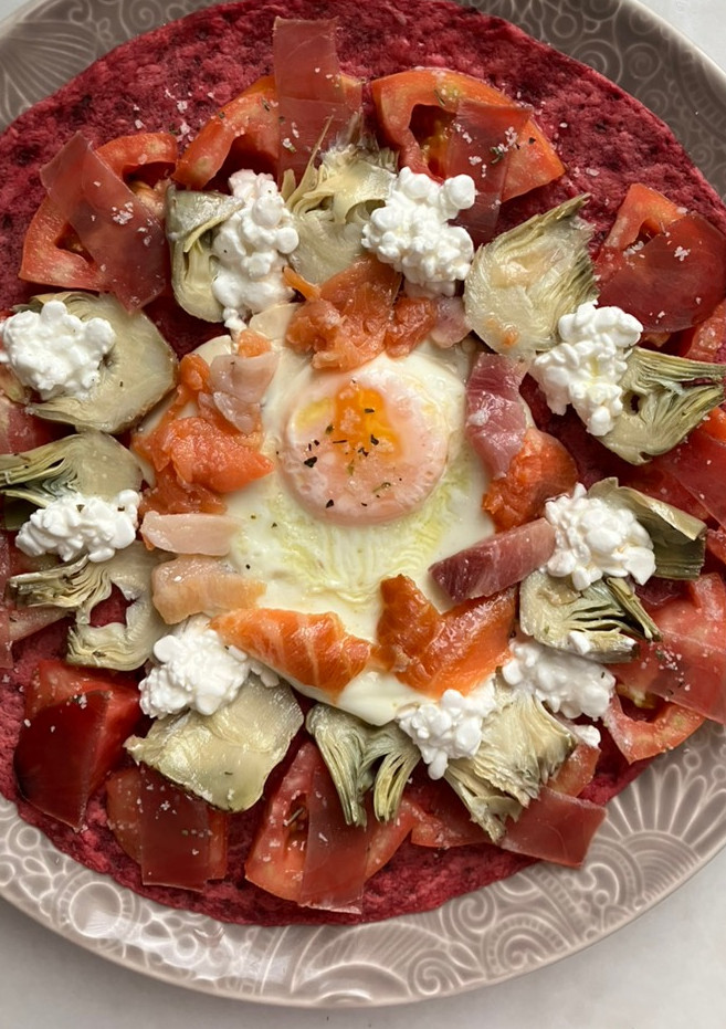 Una foto de Ensalada de tomate sobre tortilla de remolacha