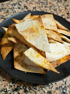 Una foto de Totopos airfryer y guacamole