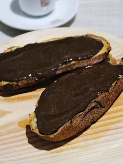 Una foto de Pan con chocolate, aceite y sal