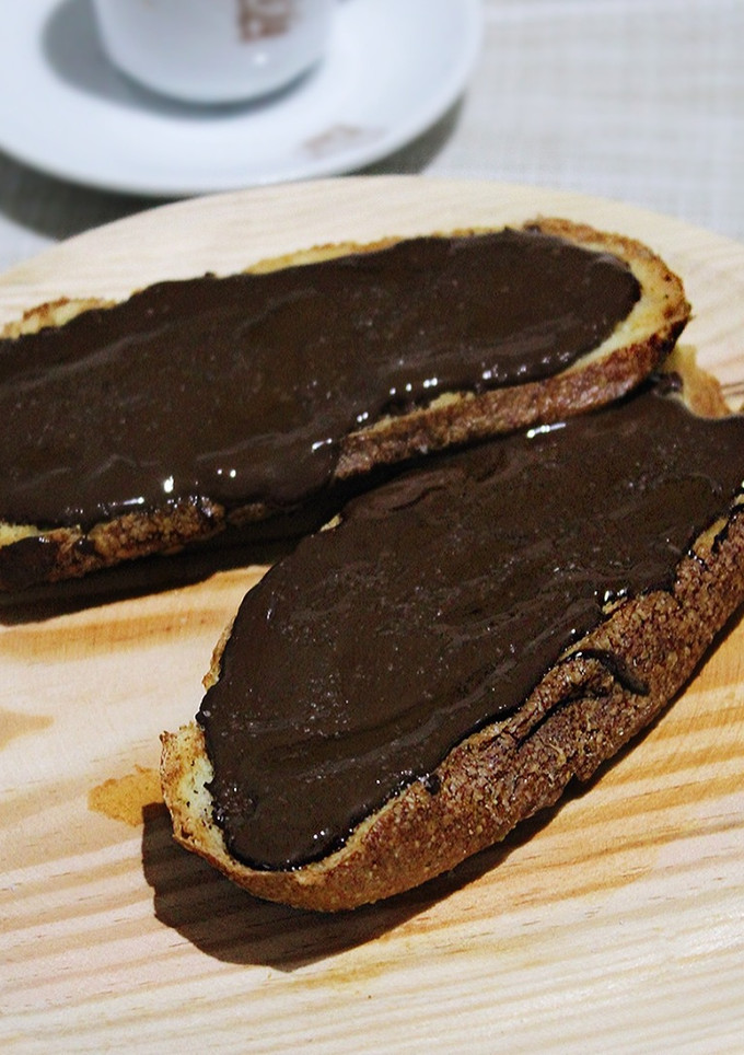 Una foto de Pan con chocolate, aceite y sal