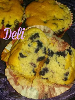 Una foto de Cupcakes integrales de moras con avena