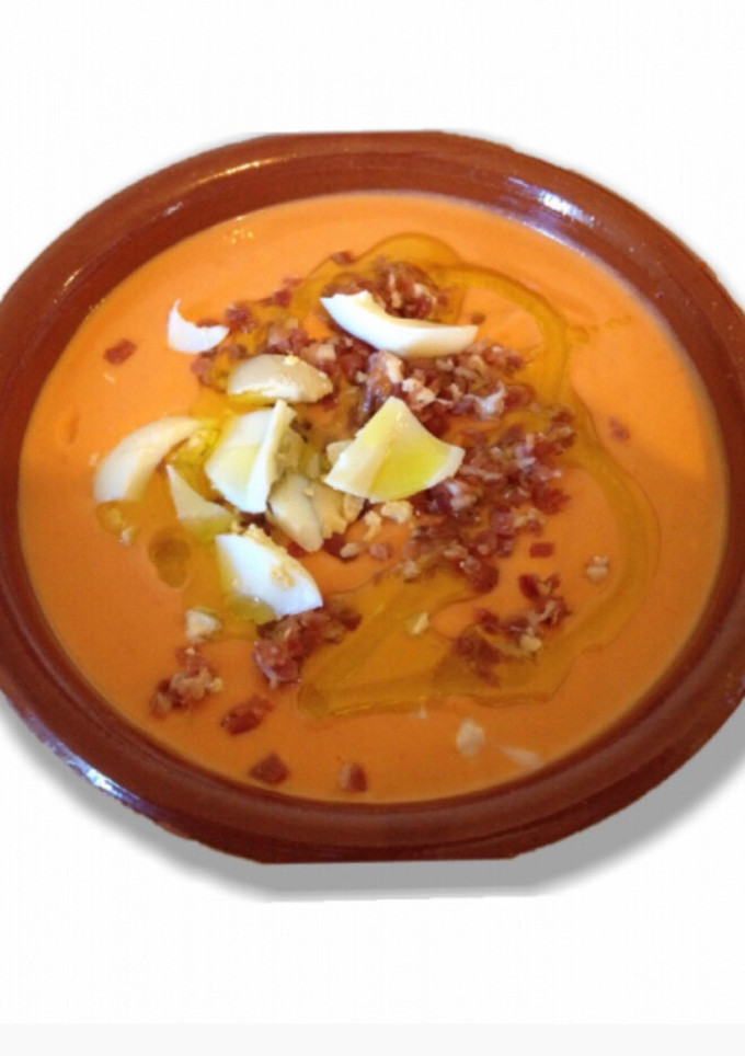 Una foto de Salmorejo cordobés tradicional