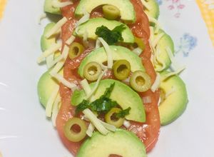Una foto de Carpaccio de tomate con Aguacate !