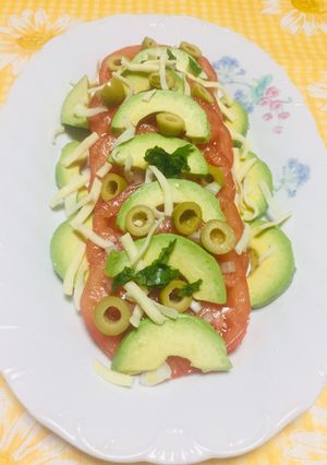 Una foto de Carpaccio de tomate con Aguacate !