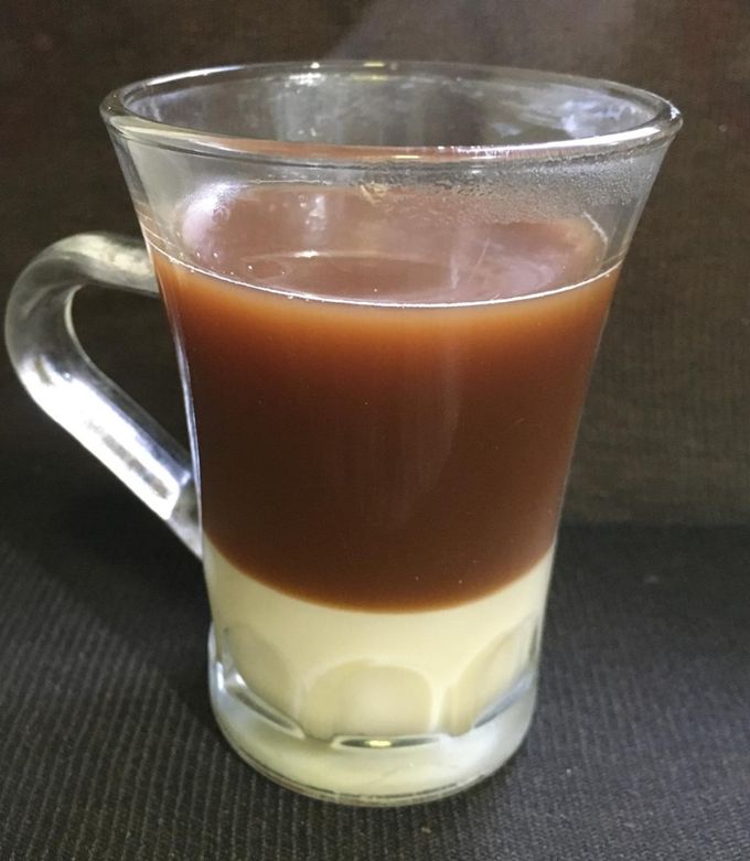 Una foto de Café bombón con leche condensada