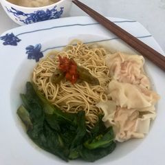 Easy wonton noodles (dry) with soup A picture of Easy wonton noodles (dry) with soup.