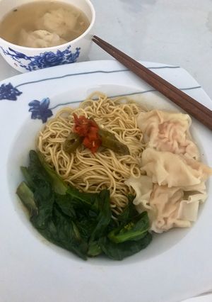 A picture of Easy wonton noodles (dry) with soup.