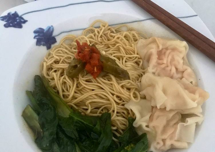 Easy wonton noodles (dry) with soup