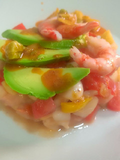 Una foto de Salpicón de marisco con aguacate y manzana