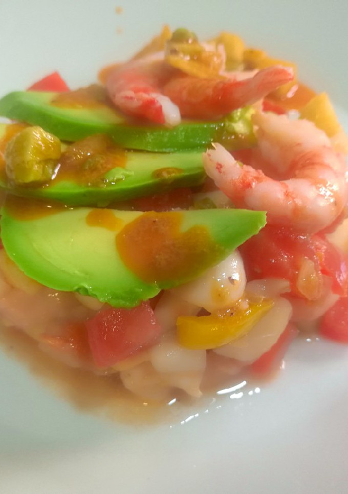 Una foto de Salpicón de marisco con aguacate y manzana