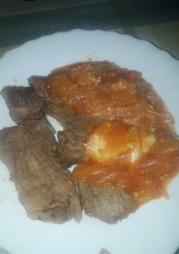 Una foto de Lomo de cerdo con salsa calabaza y huevo