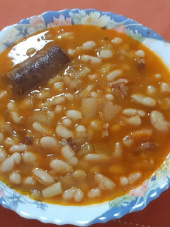 Una foto de Alubias blancas con chorizo picante, verduras y bacon