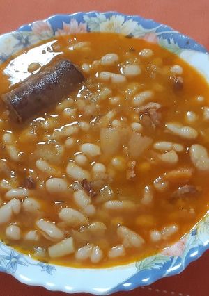 Una foto de Alubias blancas con chorizo picante, verduras y bacon