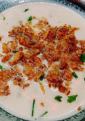 Gyökérpetrezselyem krémleves, reszelt sajttal, pirított hagymával recept fotója