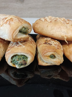 Una foto de Napolitanas de ricota y espinacas con fuet