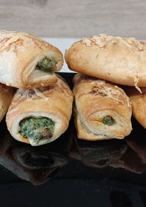 Una foto de Napolitanas de ricota y espinacas con fuet