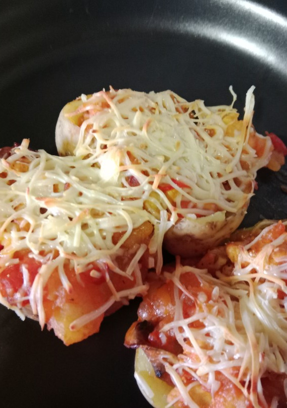 Una foto de Patatas rellenas de pollo y verduras