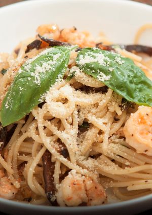 A picture of Shrimp Pasta with Shitake Mushroom.
