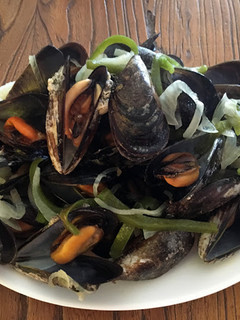 Una foto de Mejillones con pimientos