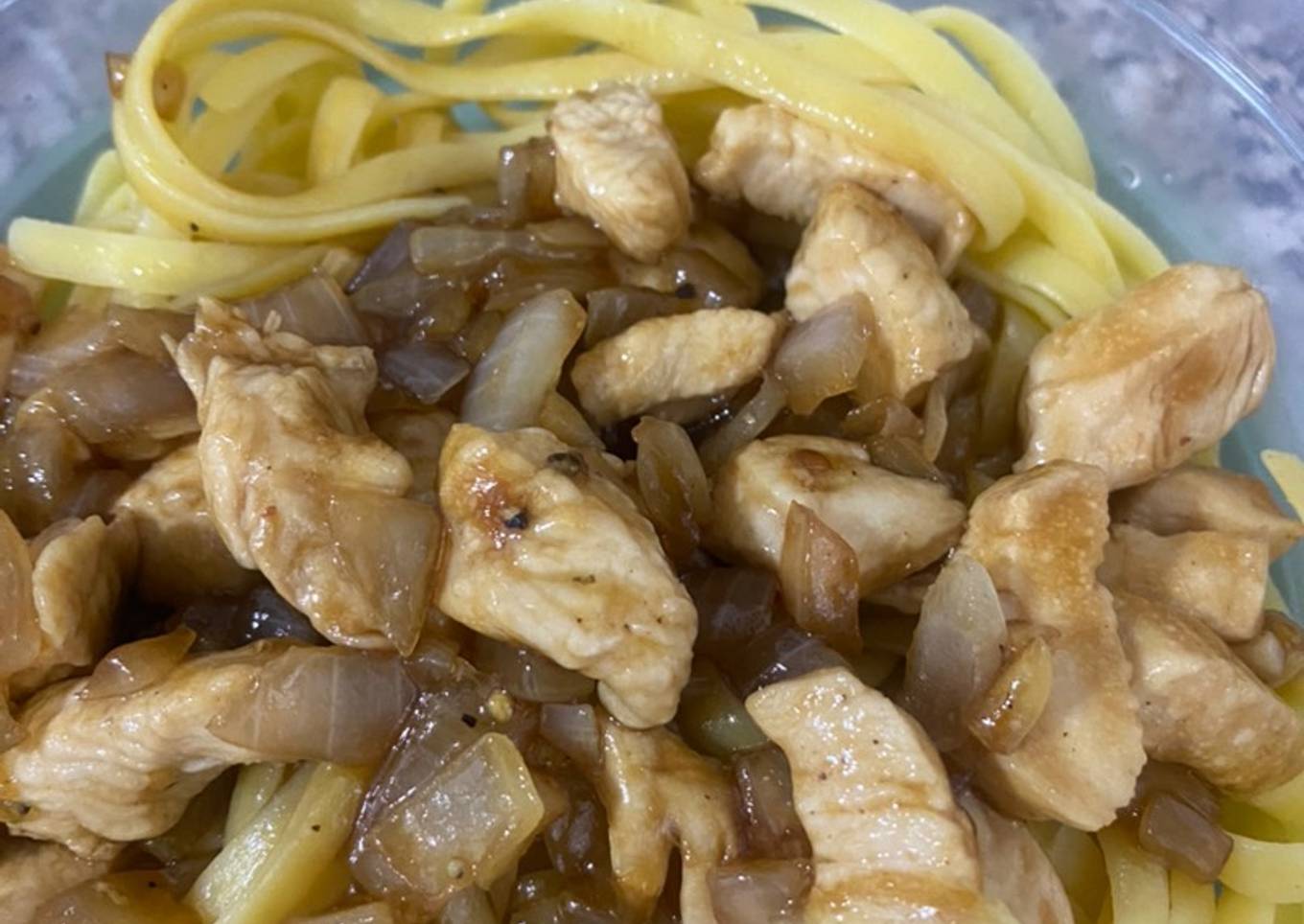 Tallarines con pollo y salsa teriyaki