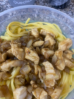 Una foto de Tallarines con pollo y salsa teriyaki
