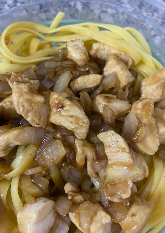 Una foto de Tallarines con pollo y salsa teriyaki