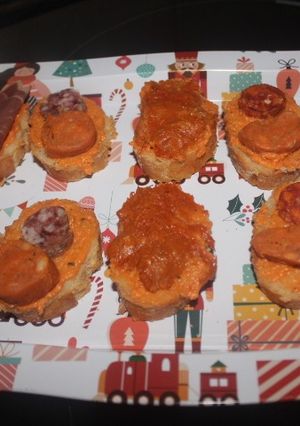 Una foto de Pan con embutidos