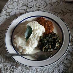 A picture of Spinach with mushrooms.