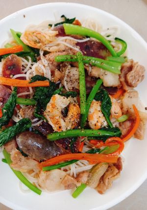 Hình của món Bún xào thập cẩm.