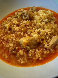 Una foto de Cazuela de arroz integral con pollo