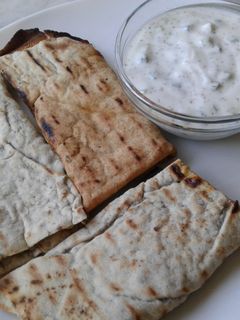 صورة لوصفة عرايس كفته مع سلطة اللبن والخيار