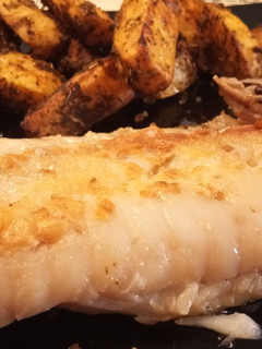 Una foto de Vieja a la plancha con patatas gajo y salsa romesco