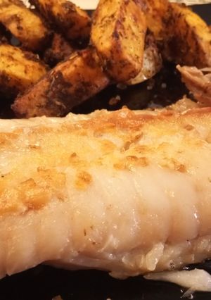 Una foto de Vieja a la plancha con patatas gajo y salsa romesco