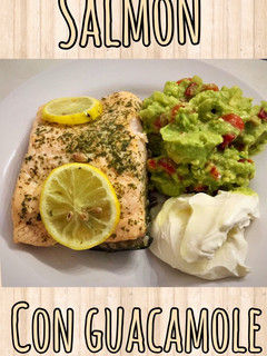 Una foto de Salmón rosado con guacamole súper fácil