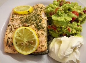 Una foto de Salmón rosado con guacamole súper fácil