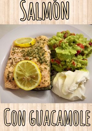 Una foto de Salmón rosado con guacamole súper fácil