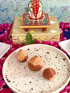 मावा कोको कूकी मोदक(mawa coco cookie modak recipe in hindi) रेसिपी मुख्य फोटो